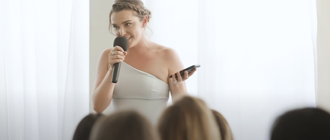 A maid of honour gives a funny speech for her sister.